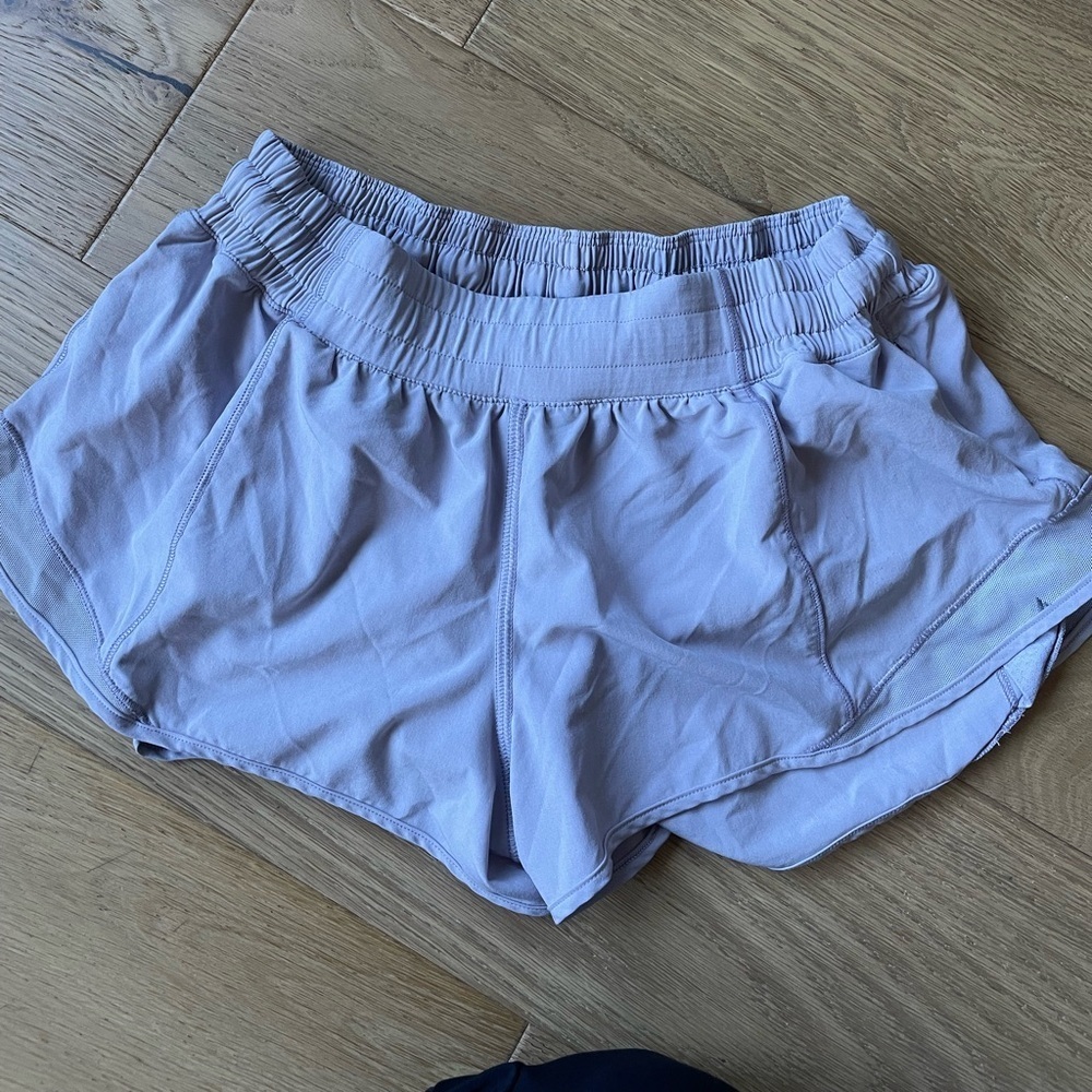 ๐ Lululemon ๐ Hotty Hot LR Shorts ๐ Size 8 - Picture 5 of 10